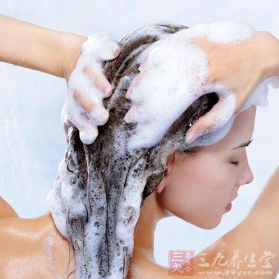 倒掉啤酒稀釋液，再次洗盡頭發(fā)去除啤酒味道后，用你平常使用的護(hù) 發(fā)素保養(yǎng)頭發(fā)，并用木梳或者牛角梳梳順發(fā)絲